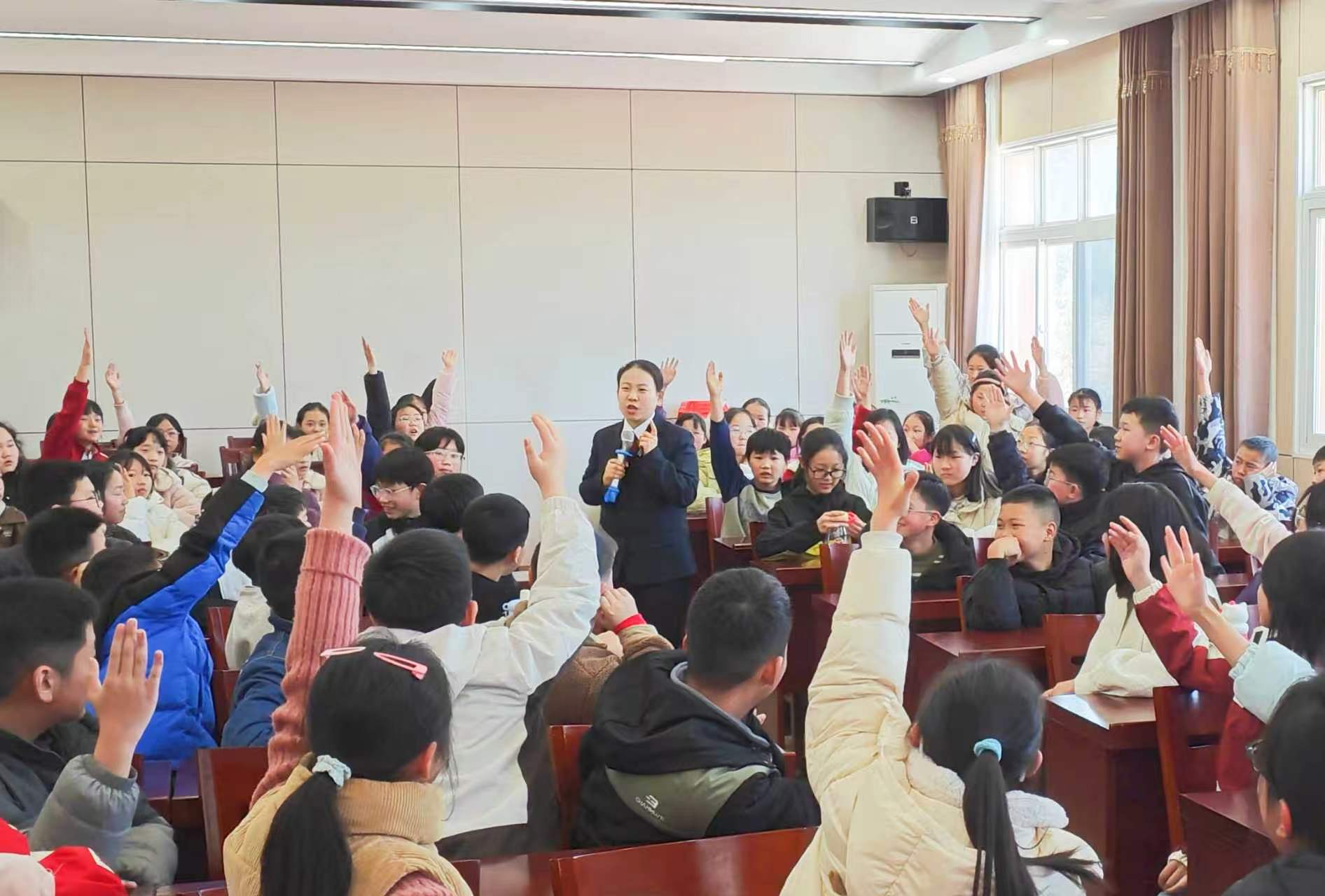 这堂课，孩子们抢着举手